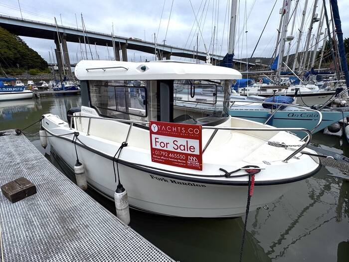 Quicksilver_675_Pilothouse