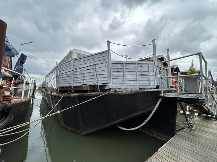 Houseboat 